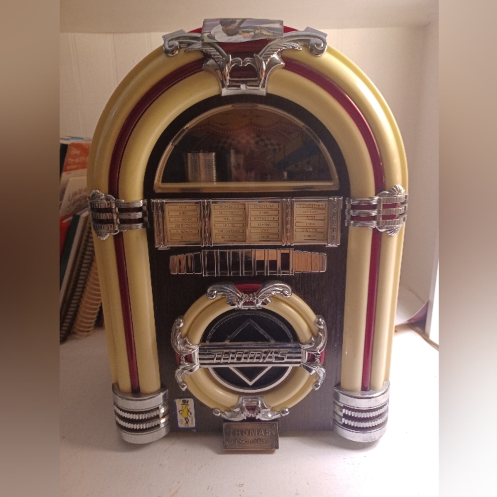 Vintage retro mini Jukebox that lights up AM/FM radio